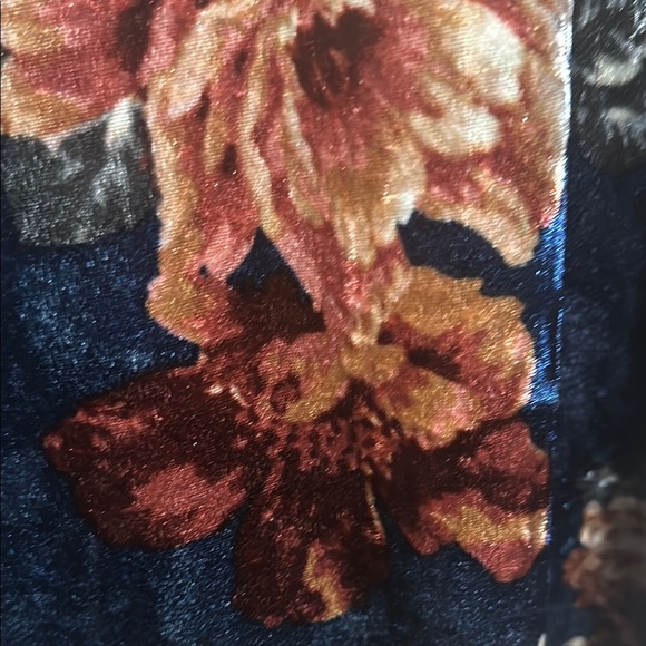 eesome Red and Blue Blouse with Boxy Relaxed Fit and Three-Quarter Sleeves - Picture 5 of 6